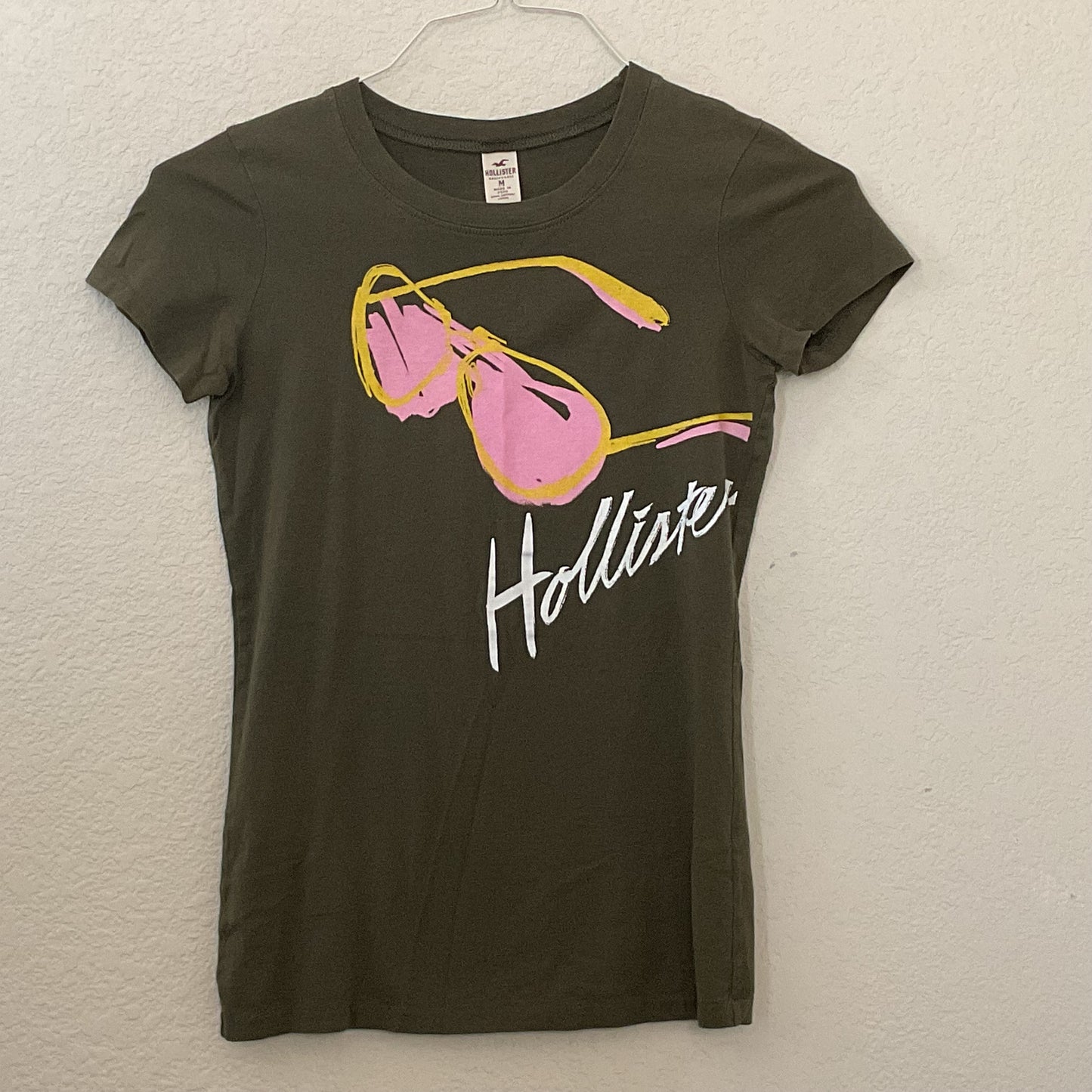Hollister Sunglasses Graphic Women’s T-Shirt Size M.