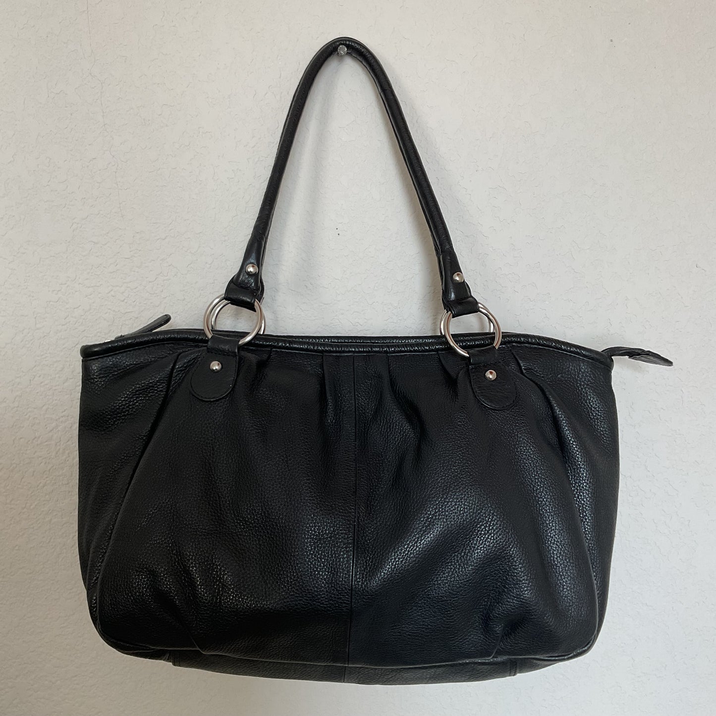 Vintage Mapleleaf Accessories Black Leather Shoulder Bag.