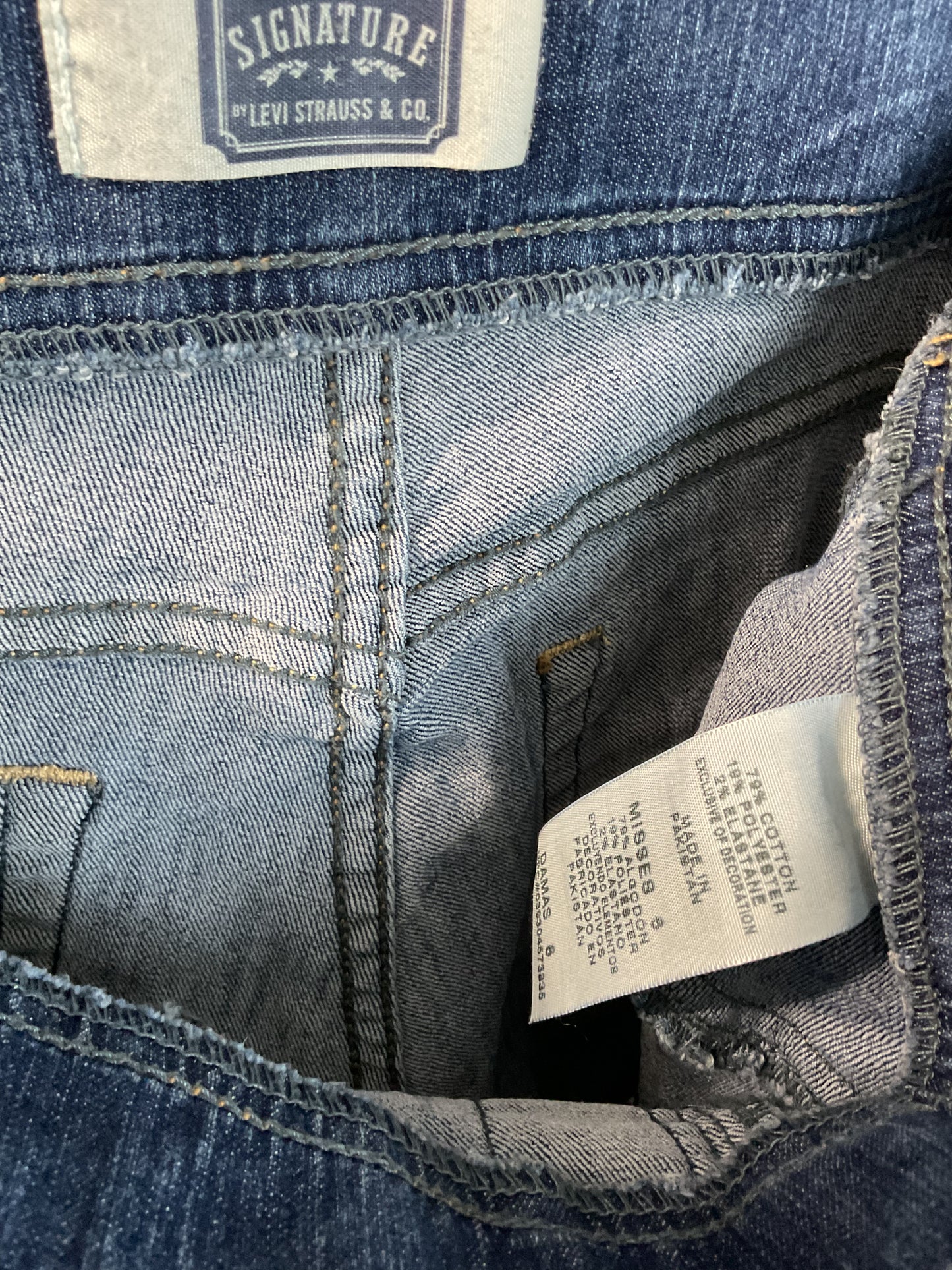 Signature by Levi’s Strauss Denim Woman’s Capri Size 6