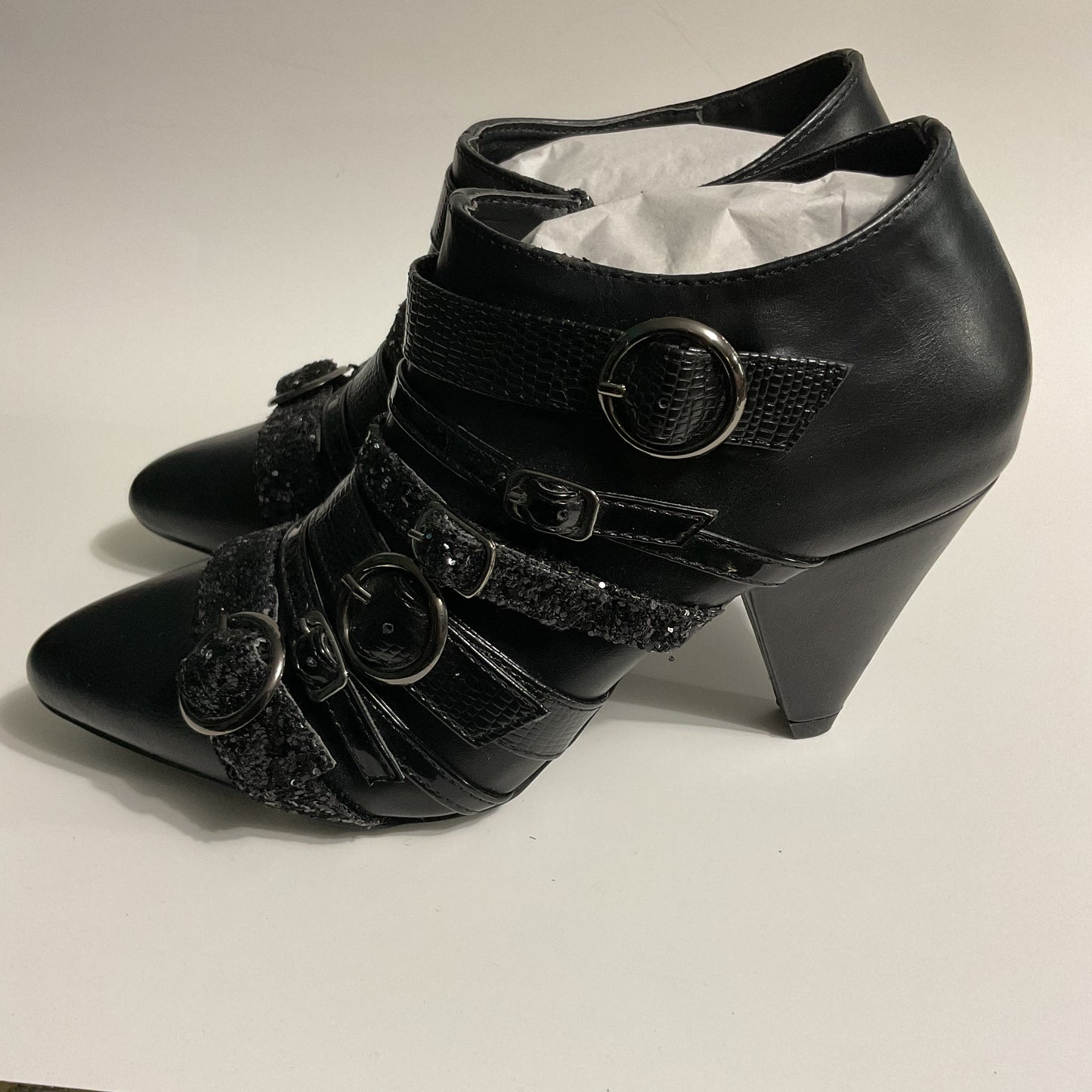 NWOT Y-R-U Scorpio Black Buckles And Glitter Women’s Booties Size 6M.