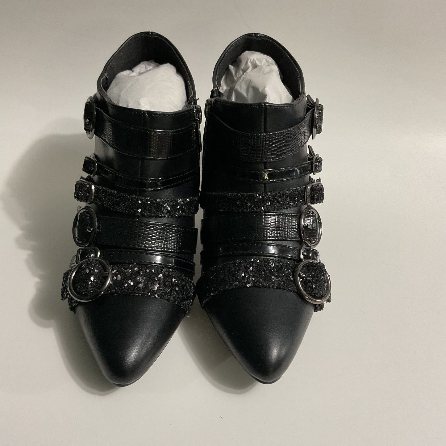 NWOT Y-R-U Scorpio Black Buckles And Glitter Women’s Booties Size 6M.