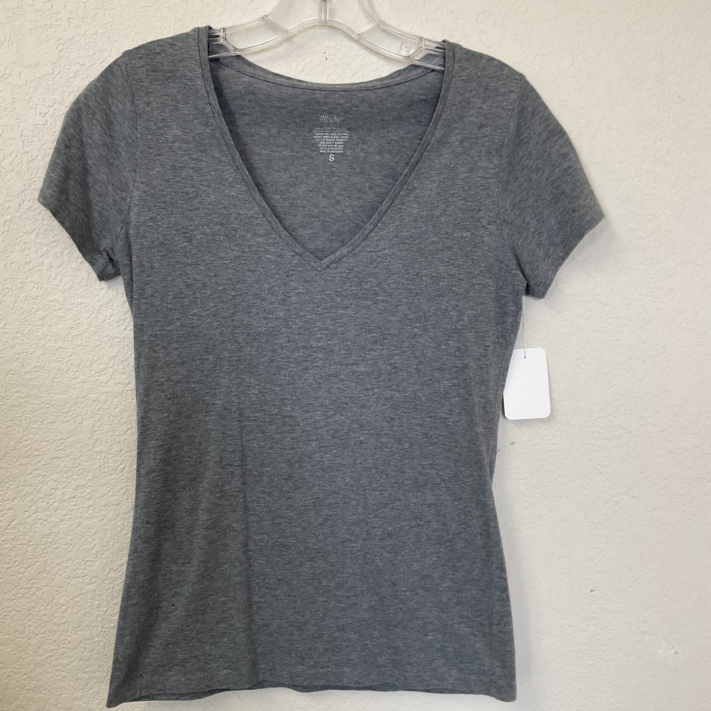 Mossimo Basic V-neck Women’s Fitted T-shirt Size S.