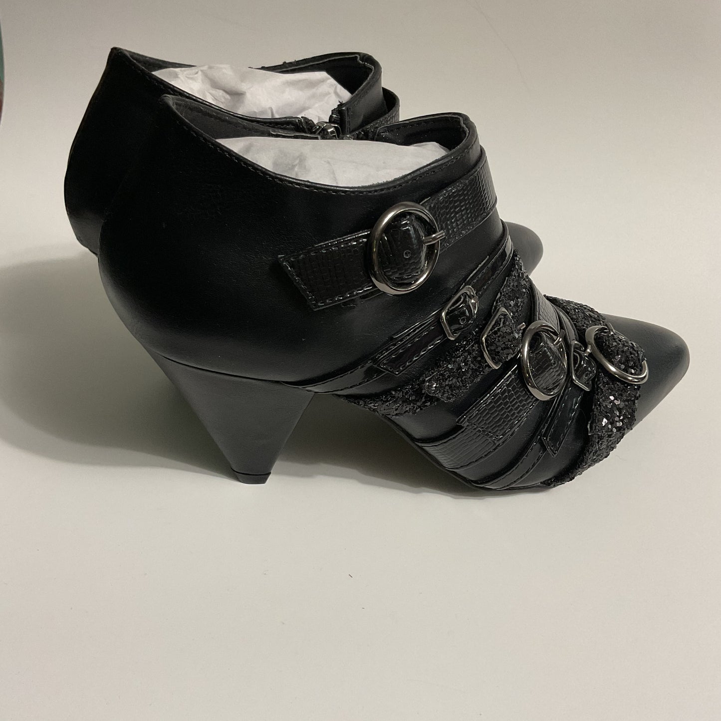 NWOT Y-R-U Scorpio Black Buckles And Glitter Women’s Booties Size 6M.