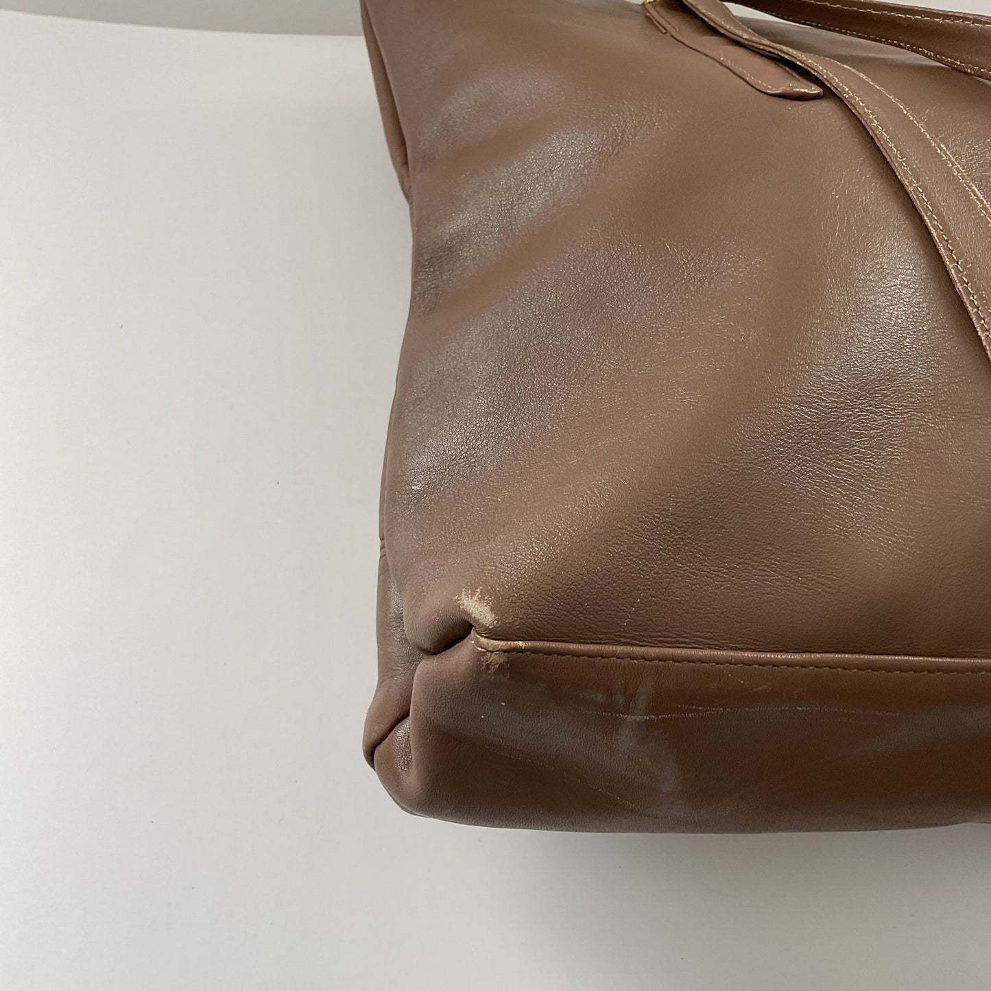 Vintage Demure Tan Leather Shoulder Bag