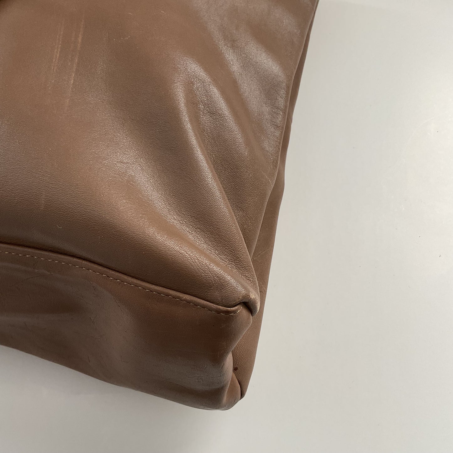 Vintage Demure Tan Leather Shoulder Bag