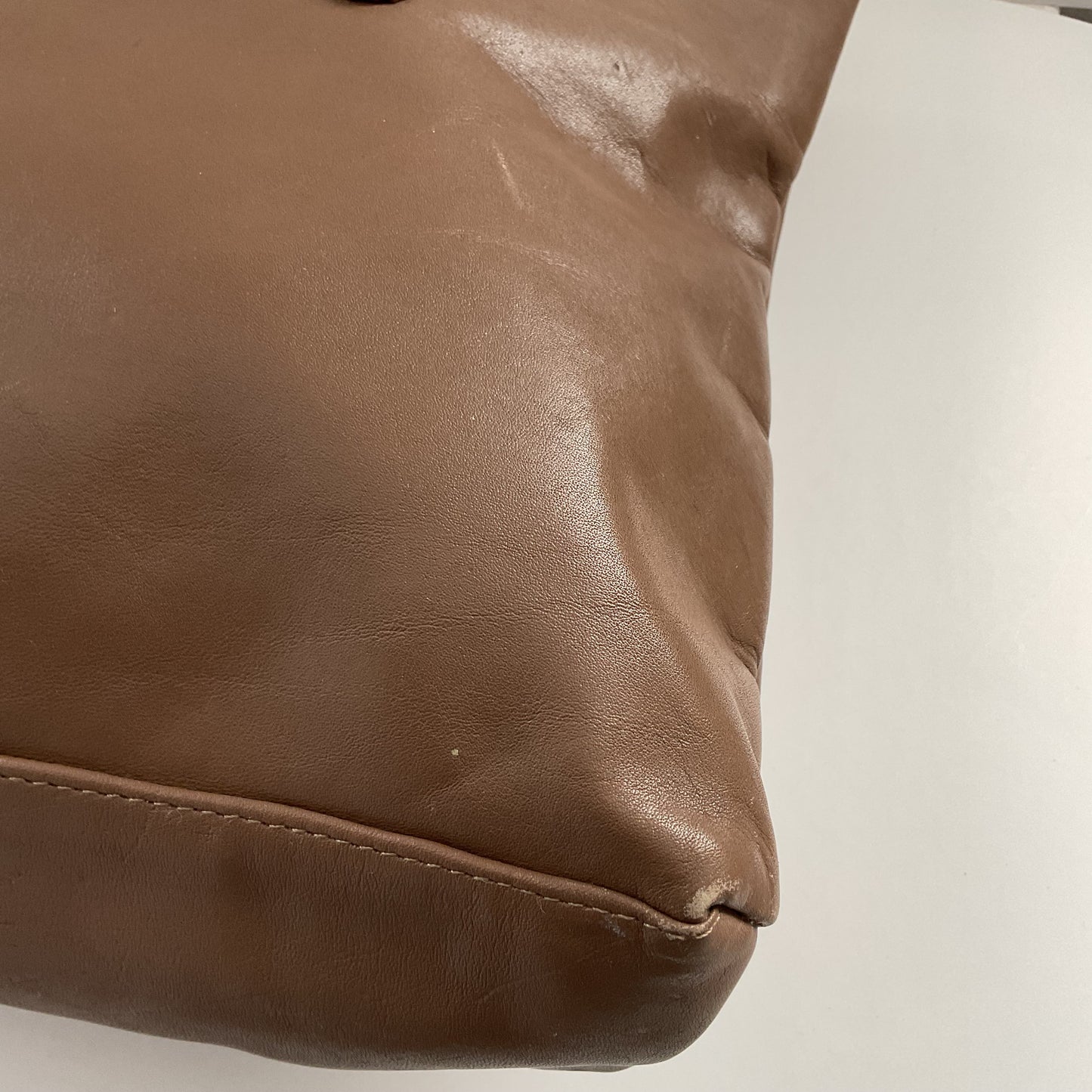 Vintage Demure Tan Leather Shoulder Bag