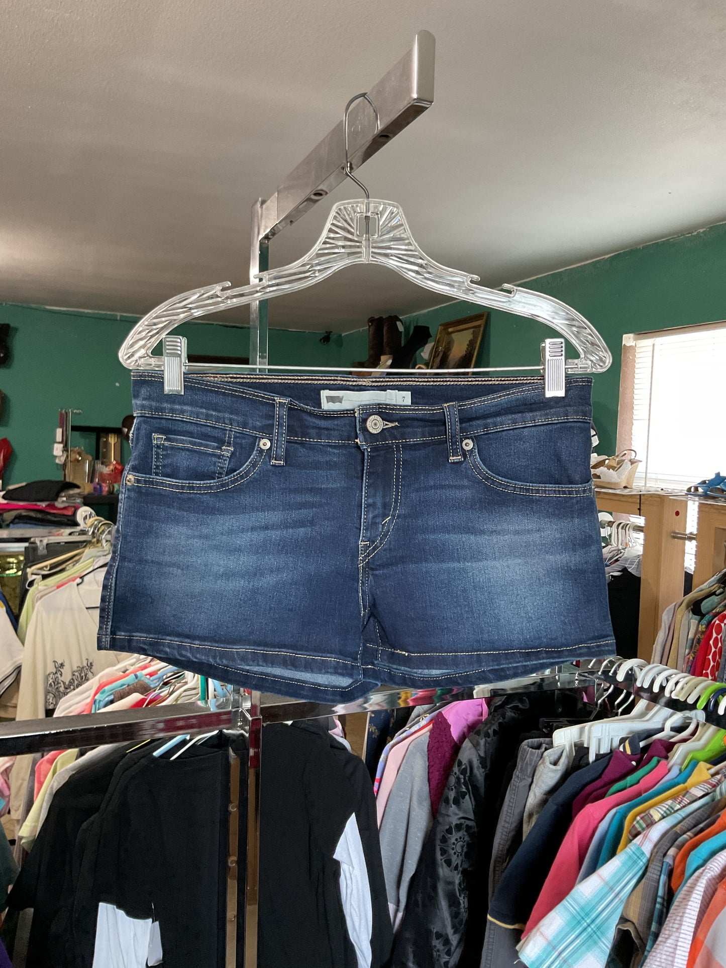 Levi’s Misses Classic Denim Shorts Size 7