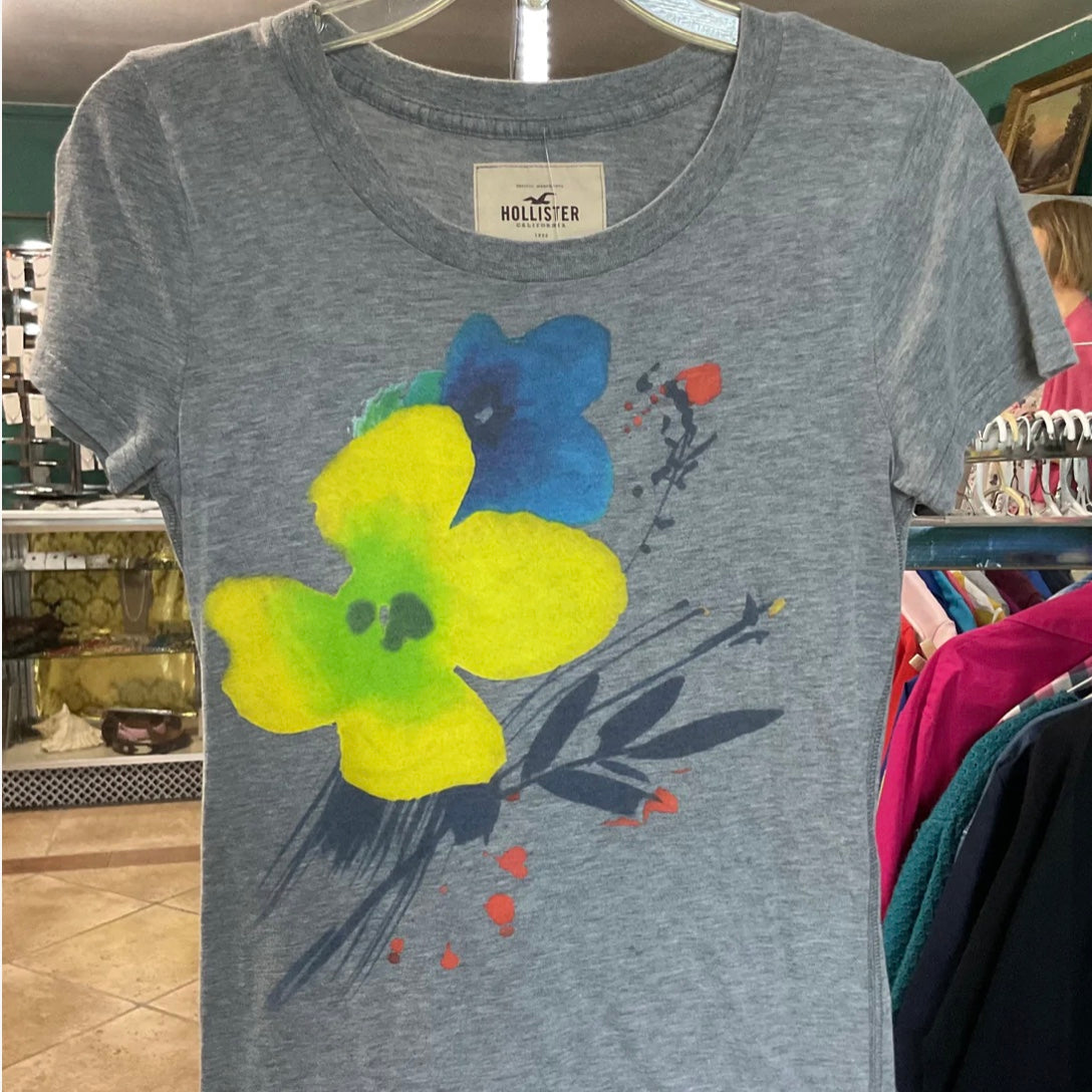 Hollister Gray Floral Graphic Women’s T-shirt Size M.